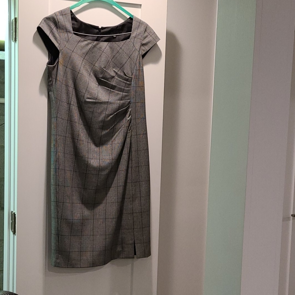 Cap sleeve dress with side ruching